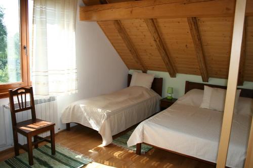 Giường trong phòng chung tại Albinuta Guesthouse