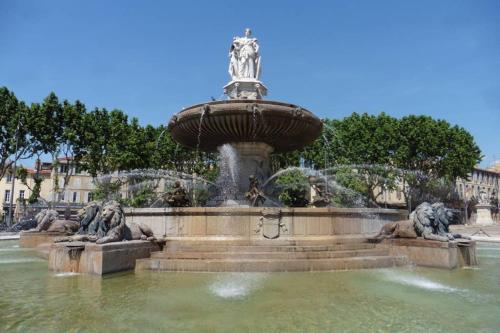 een fontein met twee standbeelden in het water bij Villa Zola in Aix-en-Provence