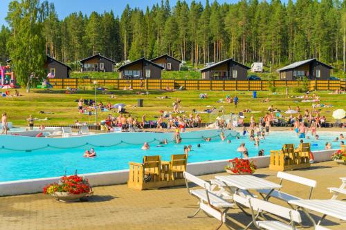 un grupo de personas en la piscina de un complejo en Skellefteå Camping en Skellefteå