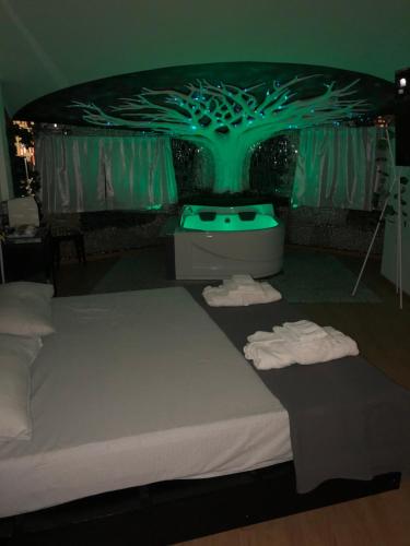REnt room Universe في أنغويلارا سابازيا: غرفة نوم بسرير عليها شجرة