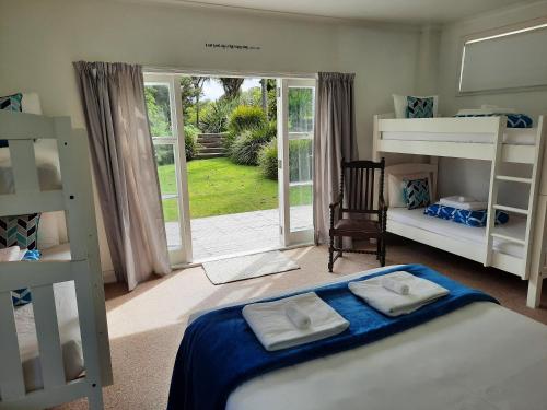 Postel nebo postele na pokoji v ubytování The Waiheke Lodge