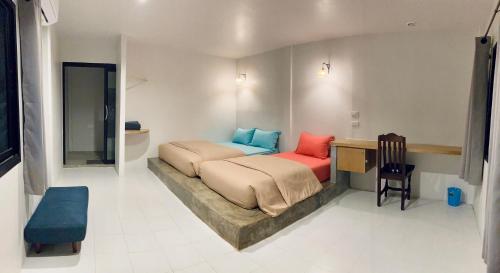 1 dormitorio con cama, escritorio y silla en Simple House Ao Nang - B&B, en Krabi