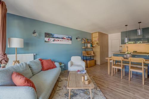 un salon avec un canapé et une table dans l'établissement Rare ! Appartement rénové dans le village piéton de Megève, à Megève