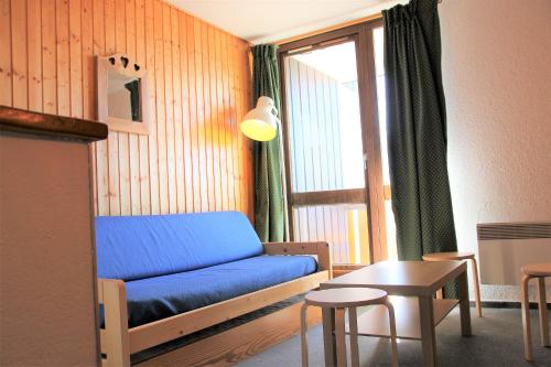ヴァル・トランスにあるHaut de Vanoiseのリビングルーム(青いソファ、テーブル付)