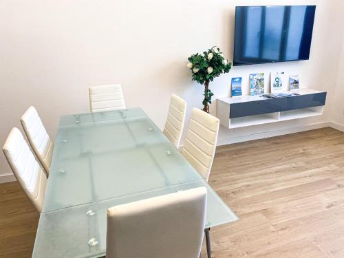 une salle à manger avec une table bleue et des chaises blanches dans l'établissement APT bord de Mer, hypercentre Dinard, Parking prive, à Dinard