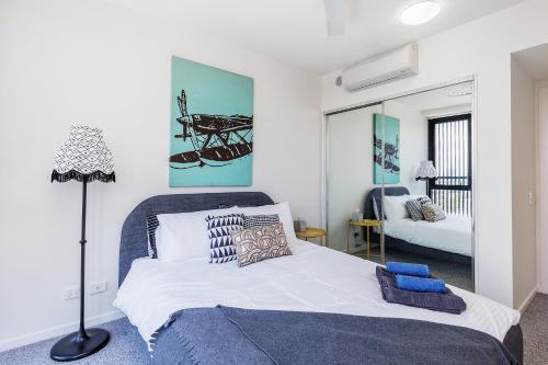 um quarto com uma cama king-size e um espelho em KOZYGURU SOUTH BRISBANE FUNKY 1 BED APT FREE PARKING QSB027-1810 em Brisbane