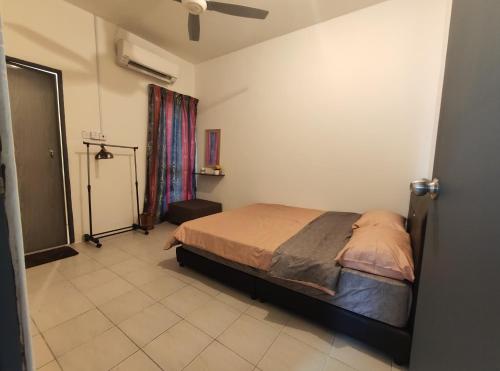 Кровать или кровати в номере Homestay at Petrajaya,Kuching