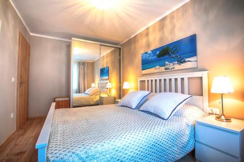 um quarto com uma cama grande e um espelho em Apartament Heavenly Heaven Brasov em Brasov