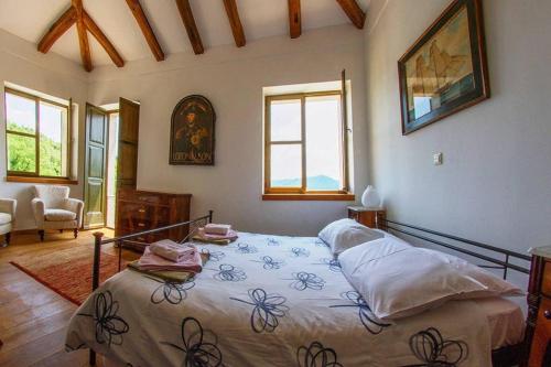 1 dormitorio con 1 cama en una habitación con ventanas en Villa Bazjaki - Beautiful stone villa in Istria with private pool en Livade