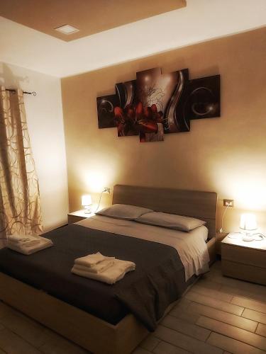 um quarto com uma cama com duas toalhas em Acasa viale annunziata messina em Messina