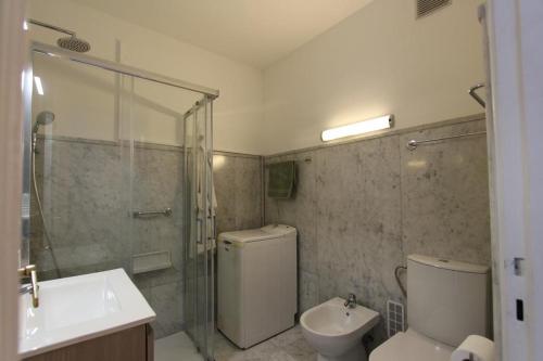 Appartement avec vue mer sur la Promenade des Anglais في نيس: حمام مع مرحاض ومغسلة ودش