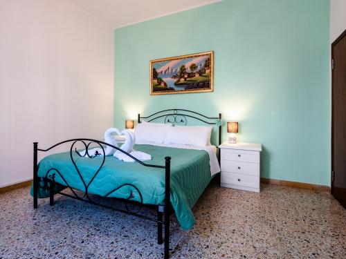 Un pat sau paturi într-o cameră la Casa Mafalda - Rooms, friends and more AFFITTACAMERE - GUEST HOUSE