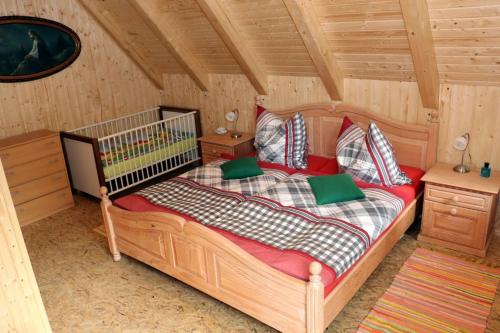 アイベンシュトックにある4 Sterne Ferienhaus Habakuk Eibenstockのキャビン内のベッドルーム1室(大型木製ベッド1台付)