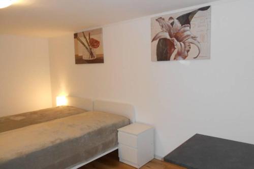 Dormitorio pequeño con cama y mesa en Zimmer in direkter Nähe zu Basel, en Grenzach-Wyhlen
