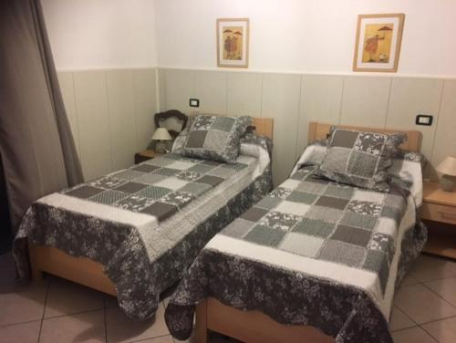 twee bedden in een kleine kamer met twee bij Villa de la TORRE DI BARI SARDO in Bari Sardo