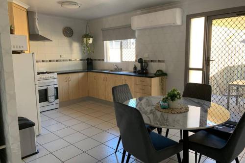 Una cocina o zona de cocina en Andergrove Home with a Garden View-Wi-fi & Netflix