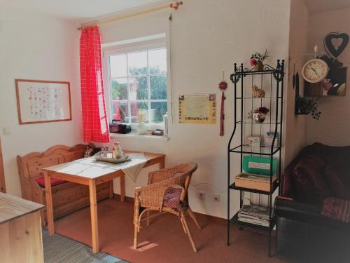 een kleine kamer met een tafel en een raam bij Ferienwohnung Haus Nadja in Winterberg