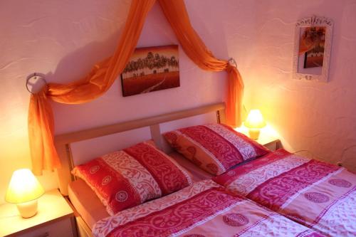 een slaapkamer met een bed met 2 kussens erop bij Ferienwohnung Haus Nadja in Winterberg