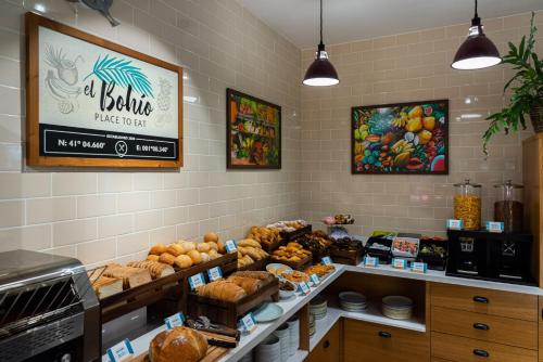 una panadería con una variedad de pan y repostería en exposición en La Siesta Salou Resort & Camping, en Salou