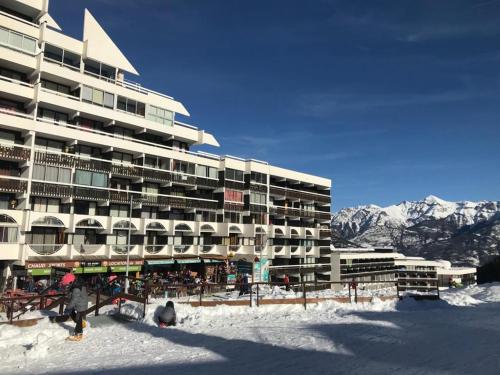 un grand bâtiment au sommet d'une montagne enneigée dans l'établissement Portillo station Puy Saint Vincent, à Puy-Saint-Vincent