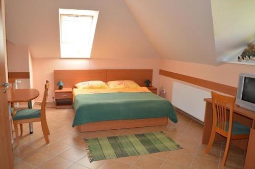 Postel nebo postele na pokoji v ubytování Apartmany Svaty Kriz