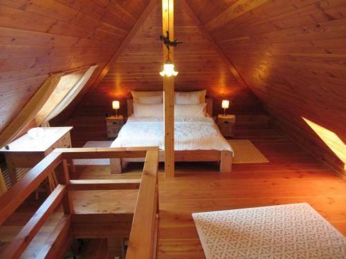 een slaapkamer met een bed op een houten zolder bij Hernis-Höfle in Eilet