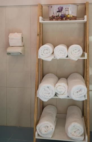 a bunch of towels on a shelf in a bathroom at Casa Rural El Níspero in Cortes de la Frontera