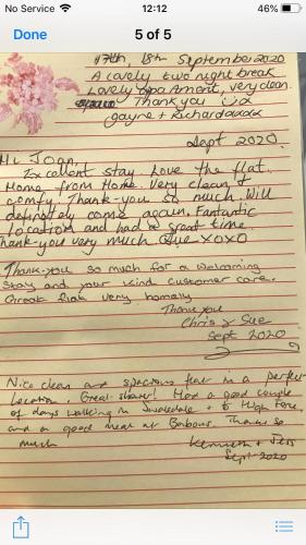 une lettre écrite à la main de manière cursive avec des fleurs roses dans l'établissement 5B, Market Place flats, à Barnard Castle