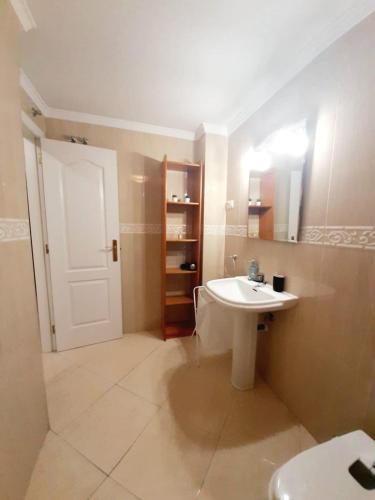 a bathroom with a white sink and a toilet at Central Estudio Málaga in Málaga