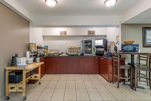 a coffee shop with a counter in a room at Quality Inn & Suites in Niagara Falls