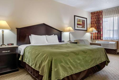 Ліжко або ліжка в номері Quality Inn Fort Wayne