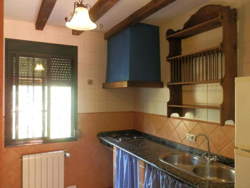 A kitchen or kitchenette at Casa Arroyomolinos-Planta Superior