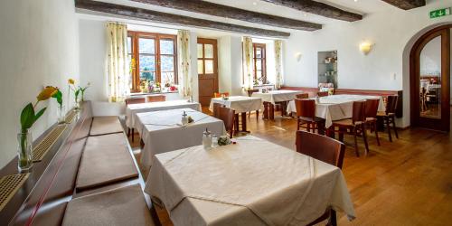 ヴァイセンキルヒェン・イン・デア・ヴァッハウにあるPension Gästehaus Hellerのテーブルと椅子が備わるレストラン