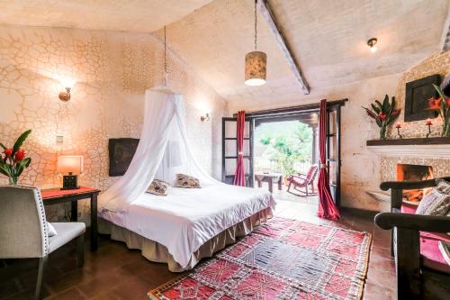um quarto com uma cama e uma lareira em Casa Serenidad em Antigua Guatemala