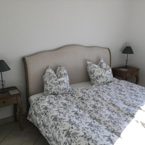 une chambre avec un lit avec des oreillers dessus dans l'établissement Sea view apartment, à Marseillan