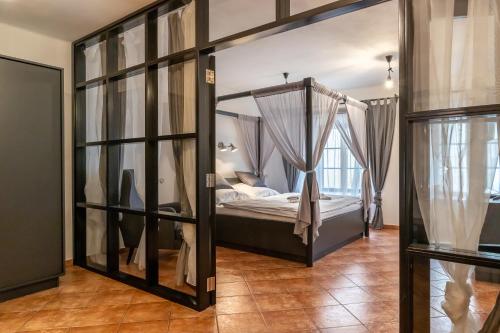 チェスキー・クルムロフにあるApartment Baronのベッドルーム1室(天蓋付きベッド1台付)
