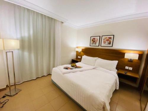 Habitación de hotel con 1 cama grande y 2 lámparas en Hurghada Suites & Apartments Serviced by Marriott, en Hurghada
