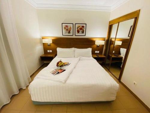 Rúm í herbergi á Hurghada Suites & Apartments Serviced by Marriott