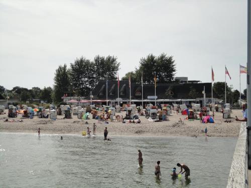 Gallery image of Fewo 7 mit Süd- Terrasse 3 Zimmer Tram-polin Tischtennis Schaukel in Dahme
