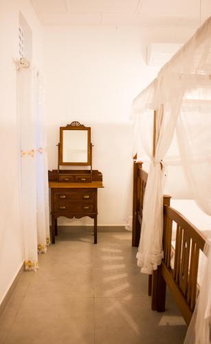 a dressing room with a mirror and a dressing table at Villa Lewis in Badulla