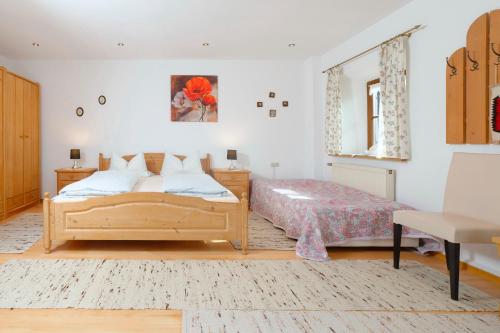 Postel nebo postele na pokoji v ubytování Gästehaus Koyerbauer Boardinghouse