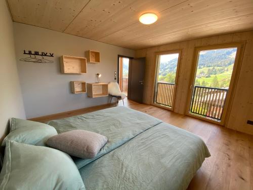 1 dormitorio con 1 cama y balcón en Horizon 4, en Schwarzsee