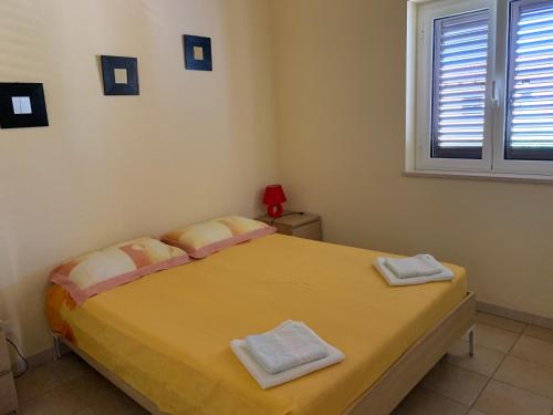 Giường trong phòng chung tại Splendido appartamento nel Villaggio Riva Azzurra (wifi incluso)