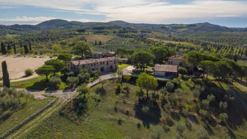 an aerial view of a house on a hill at Agriturismo Sole in Trequanda