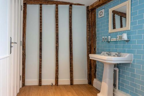 A bathroom at The Sun Inn 