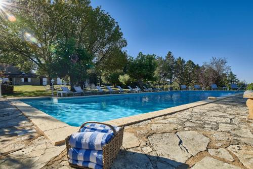 una piscina con tumbonas en un patio en Hotel La Métairie - Les Collectionneurs en Mauzac-et-Grand-Castang