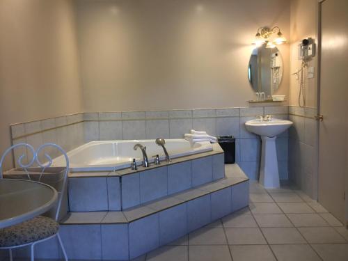 Et badeværelse på La Roma Motel