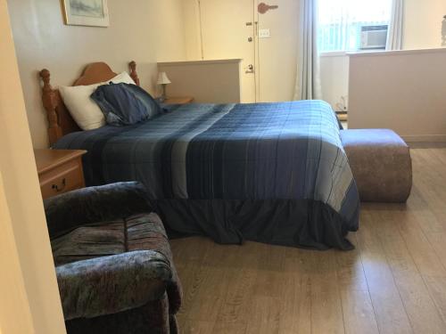 a bedroom with a bed and a desk at La Roma Motel in Edmundston