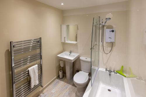 uma casa de banho com um WC, um lavatório e um chuveiro em Merewood House em Oxford