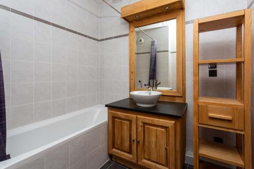 een badkamer met een wastafel en een bad bij Le Paradis 15 Apartment - Chamonix All Year in Chamonix-Mont-Blanc